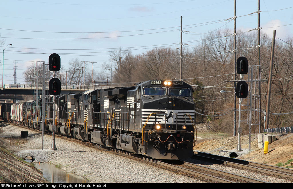 NS 9428 splits the signals at Hoskins with train 128